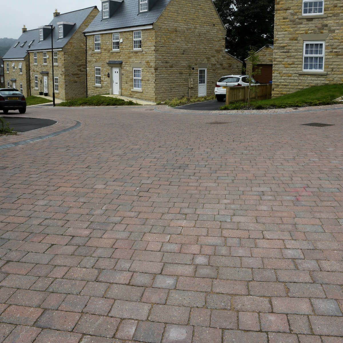 Brett Alpha Antique / Trio Block Paving - Brindle - Image 2