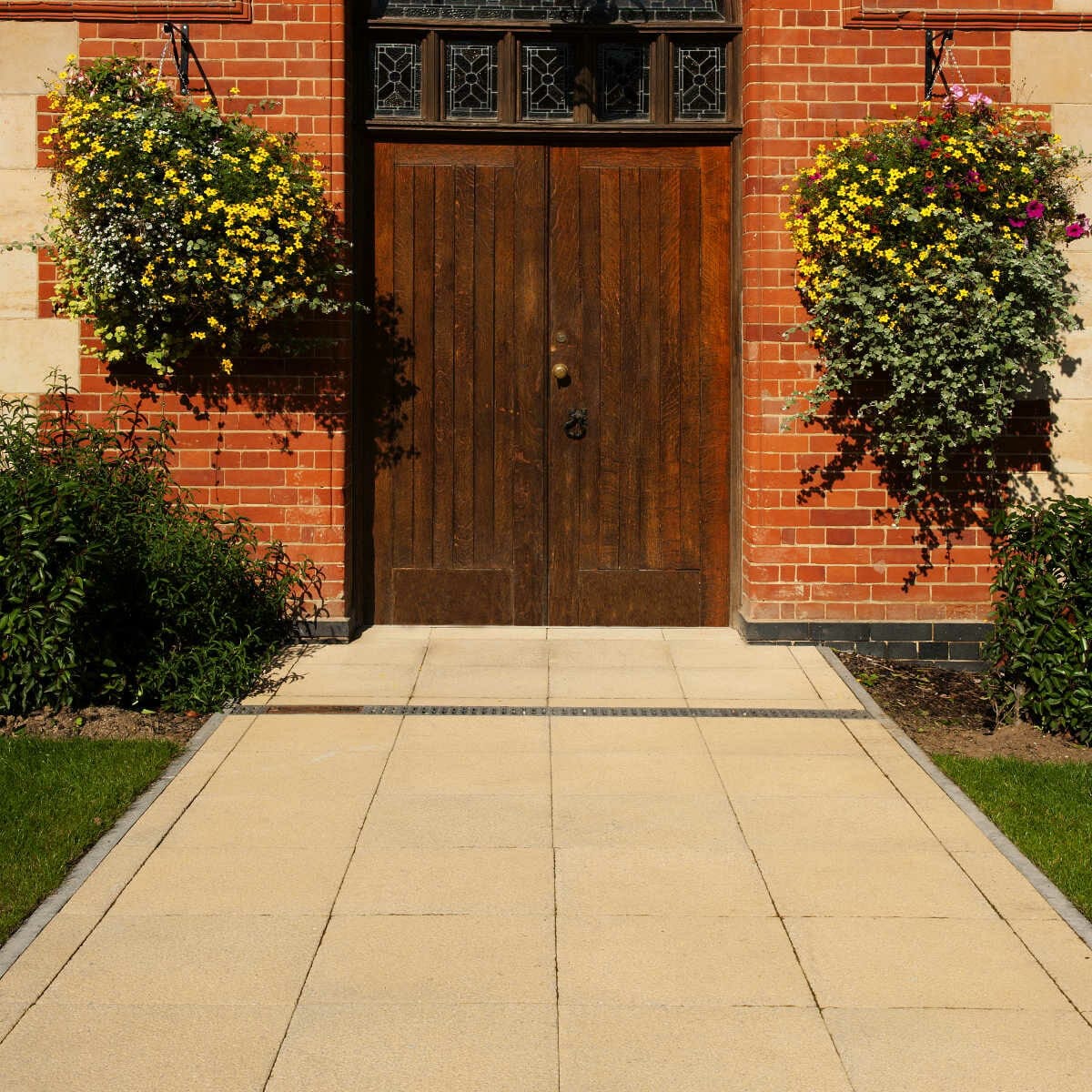 Brett Paving Concrete 'Chaucer' Buff textured paving slabs - Image 2