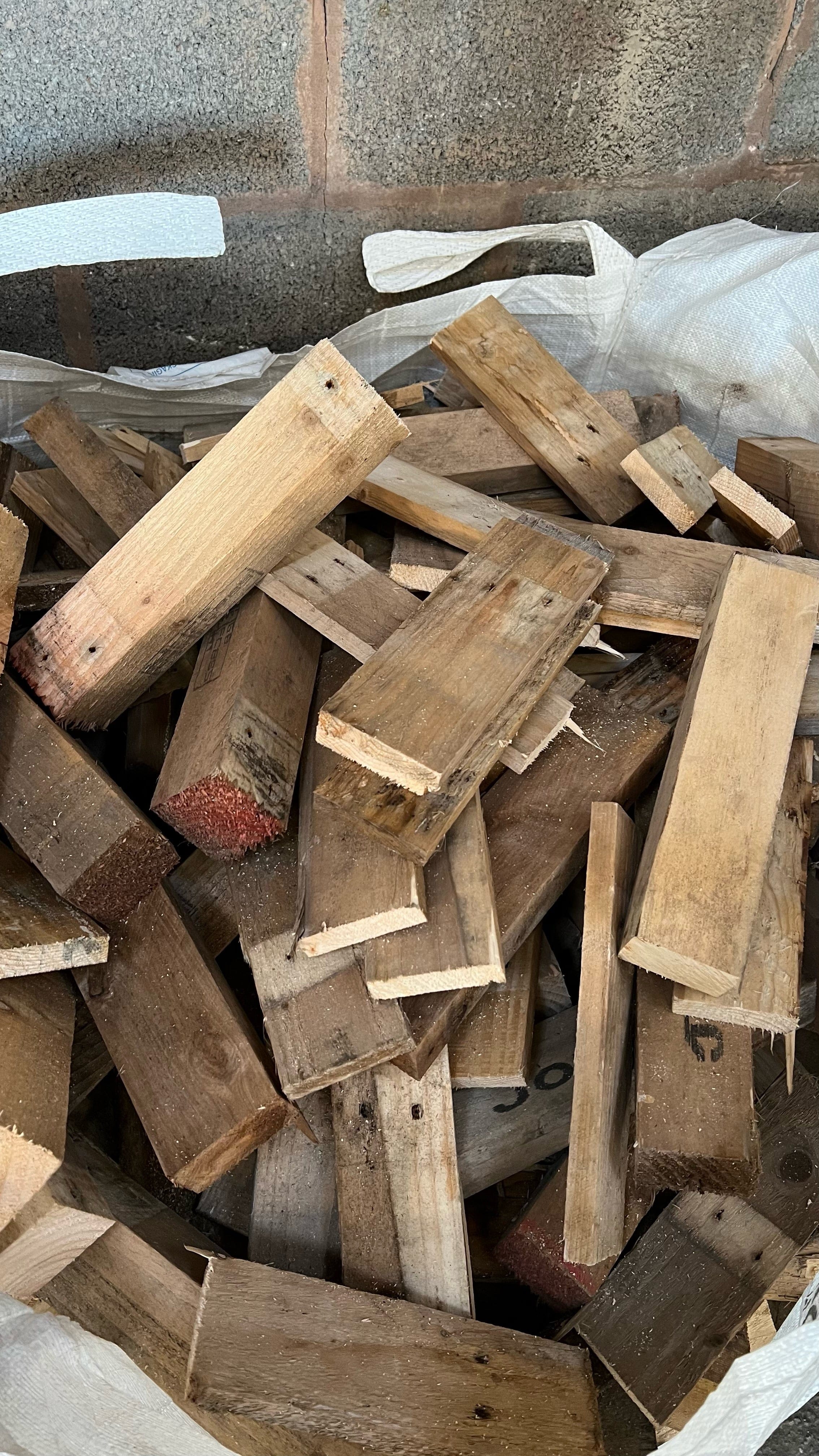 Sawn pallet wood mixed logs - Image 2